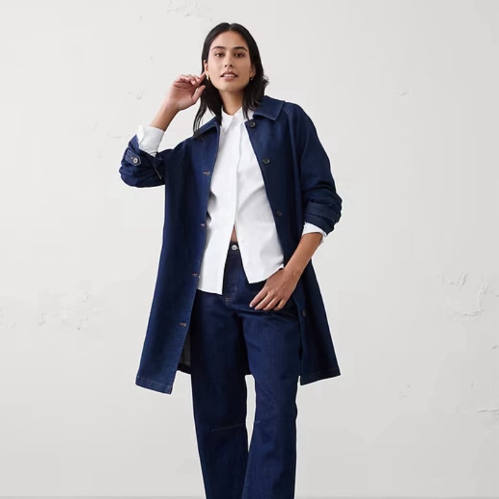 Banana Republic Women’s Easy Care Tailored Shirt - Picture 3 of 7